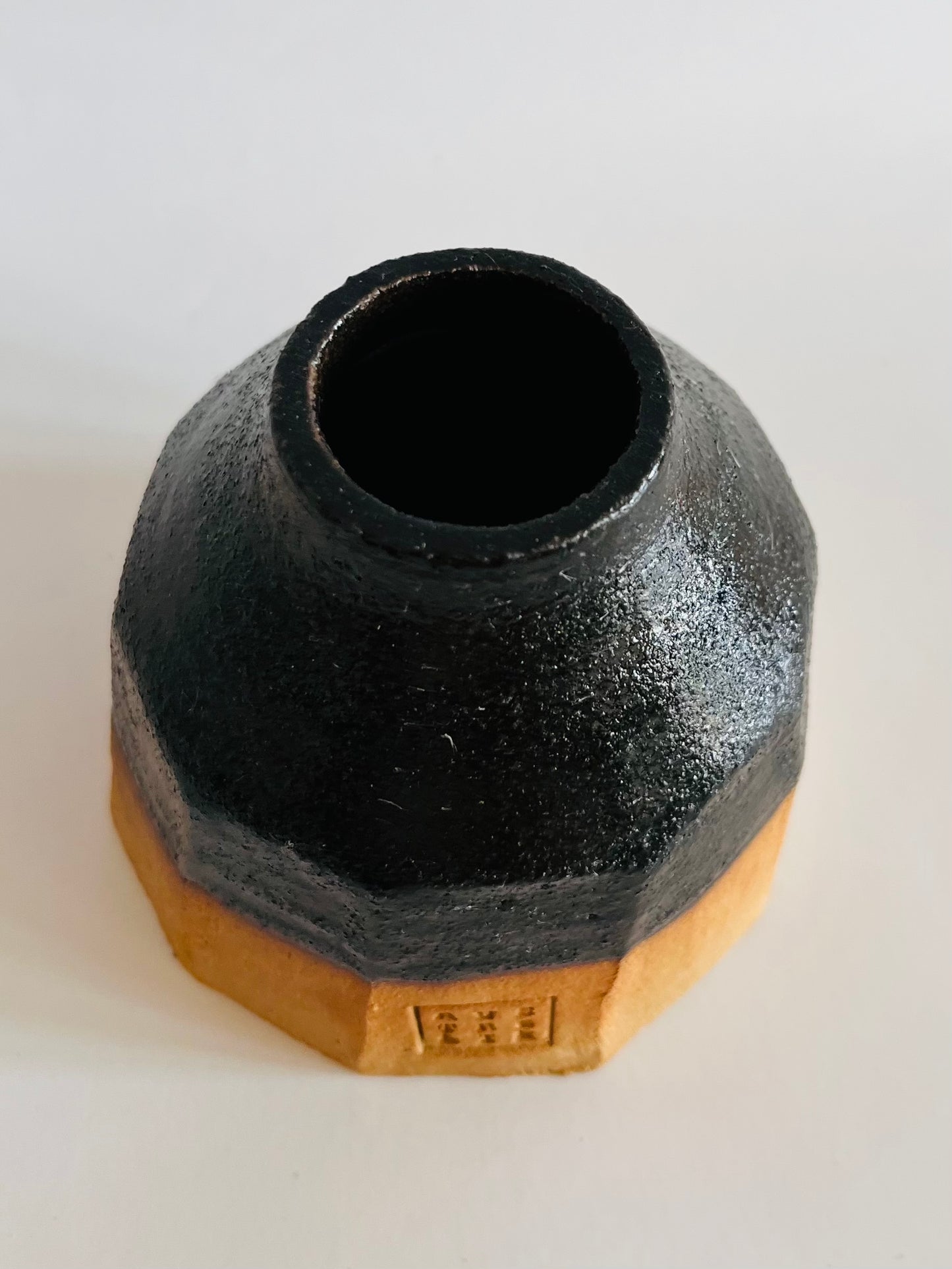 Mini vase en grès roux et émail noir