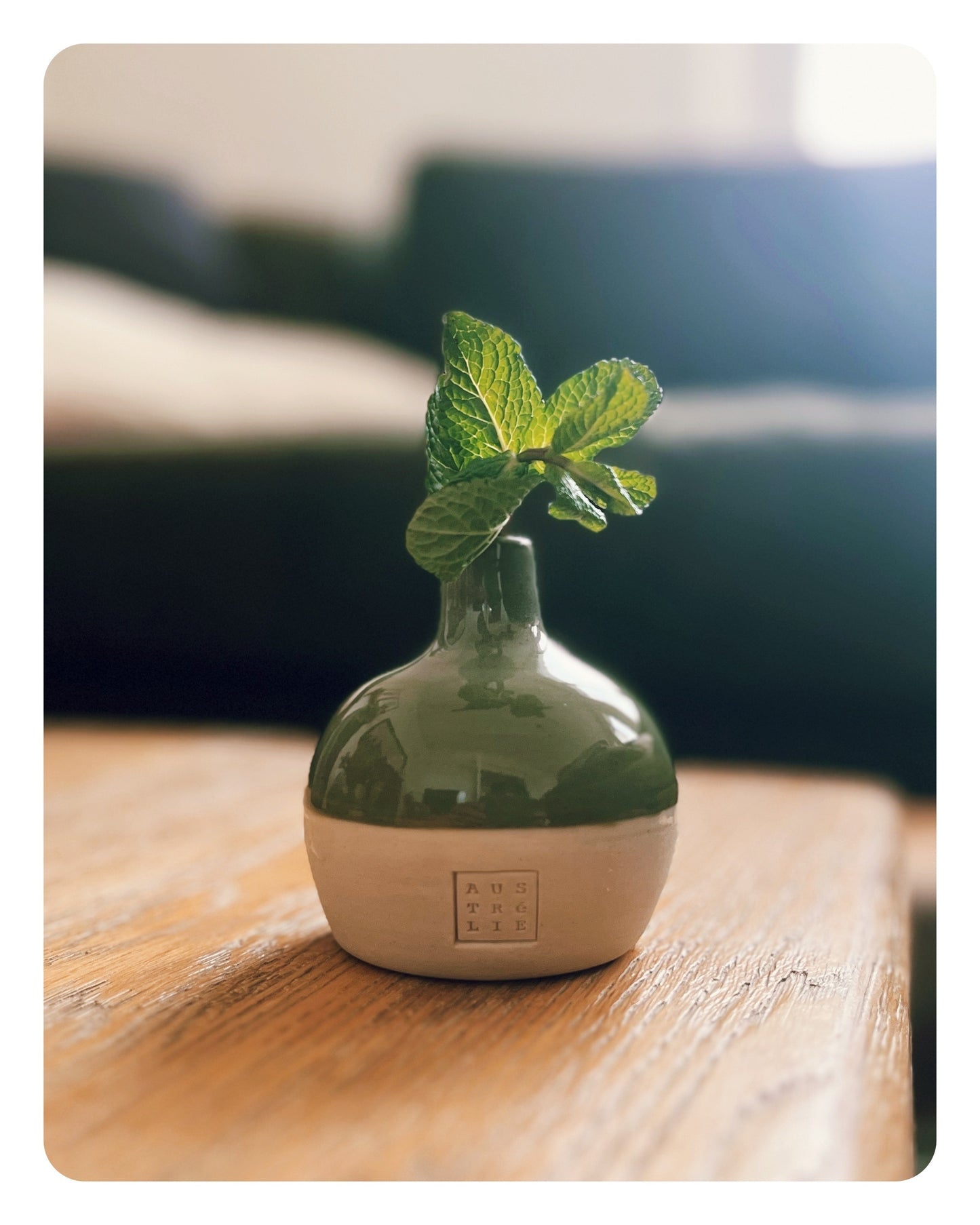 Mini vase en grès blanc et émail kaki