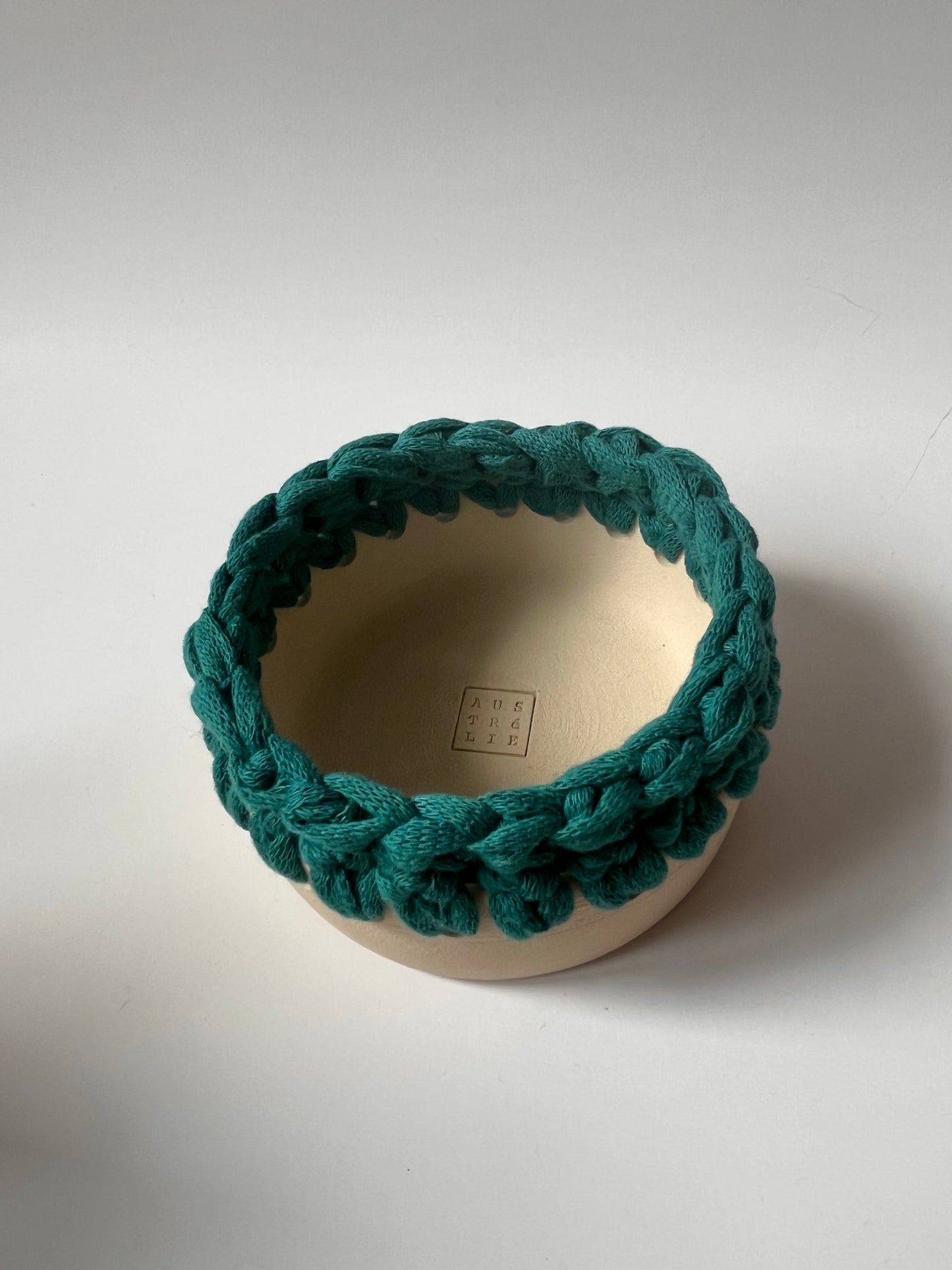 Plat en grès crème avec bordure crochetée bleu paon ø10cm