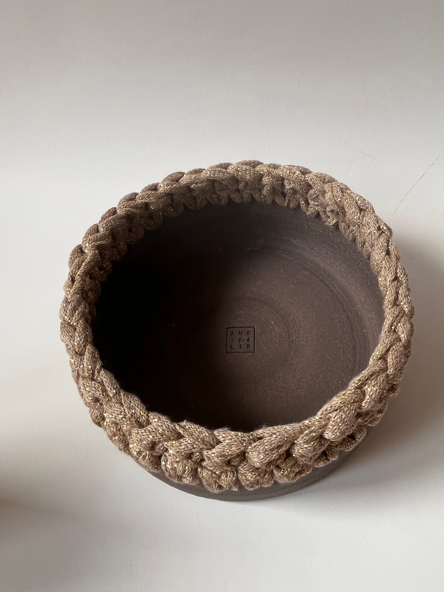Plat en grès noir avec bordure crochetée camel/fil lurex or ø15,5cm