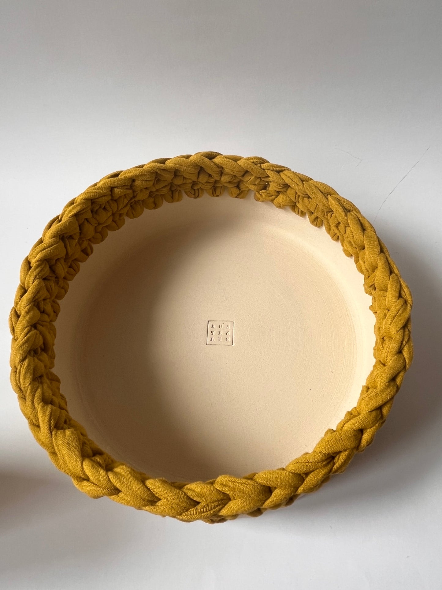 Plat en grès blanc avec bordure crochetée moutarde ø19cm