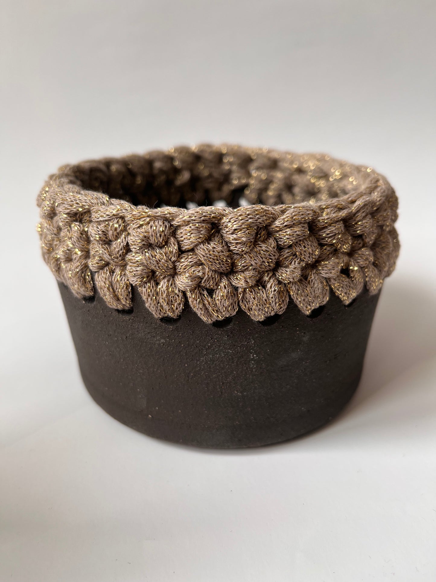 Plat en grès noir avec bordure crochetée sable/fil lurex or ø12cm