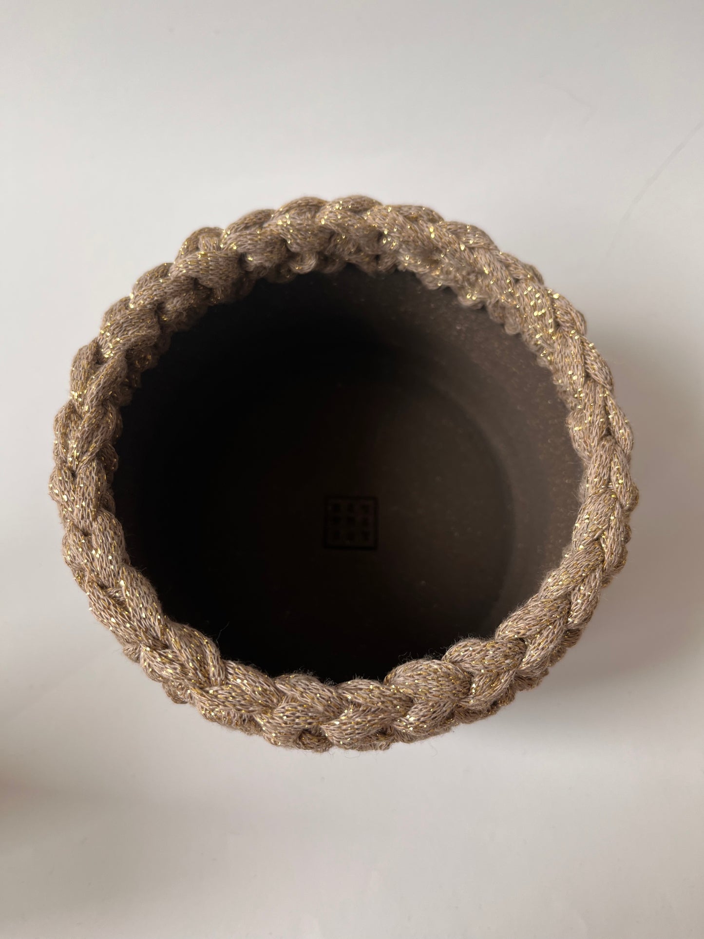 Plat en grès noir avec bordure crochetée sable/fil lurex or ø12cm