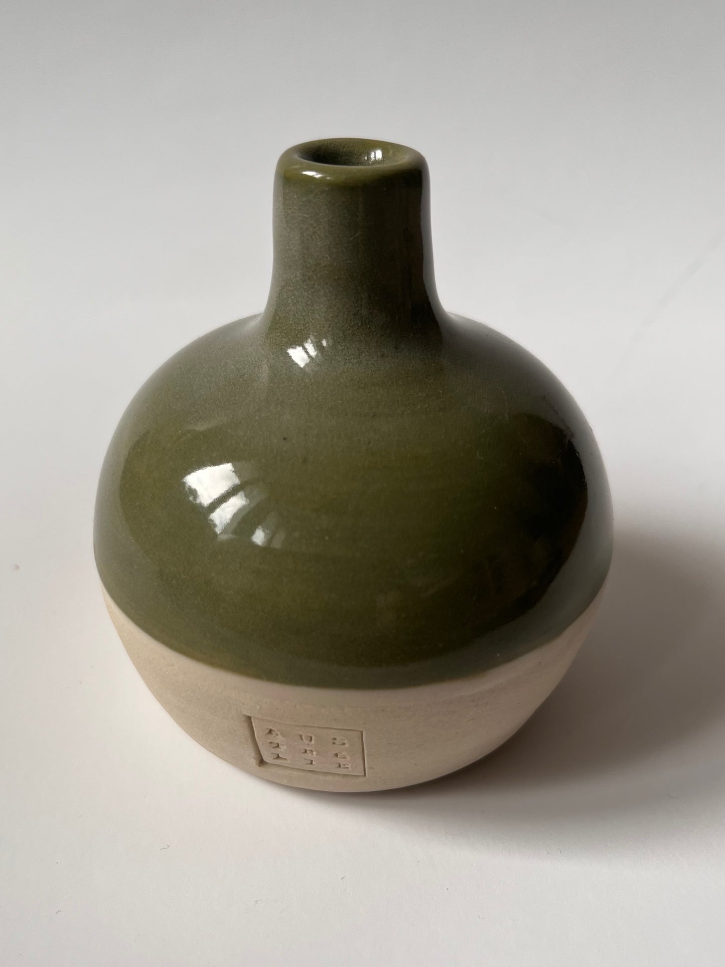 Mini vase en grès blanc et émail kaki