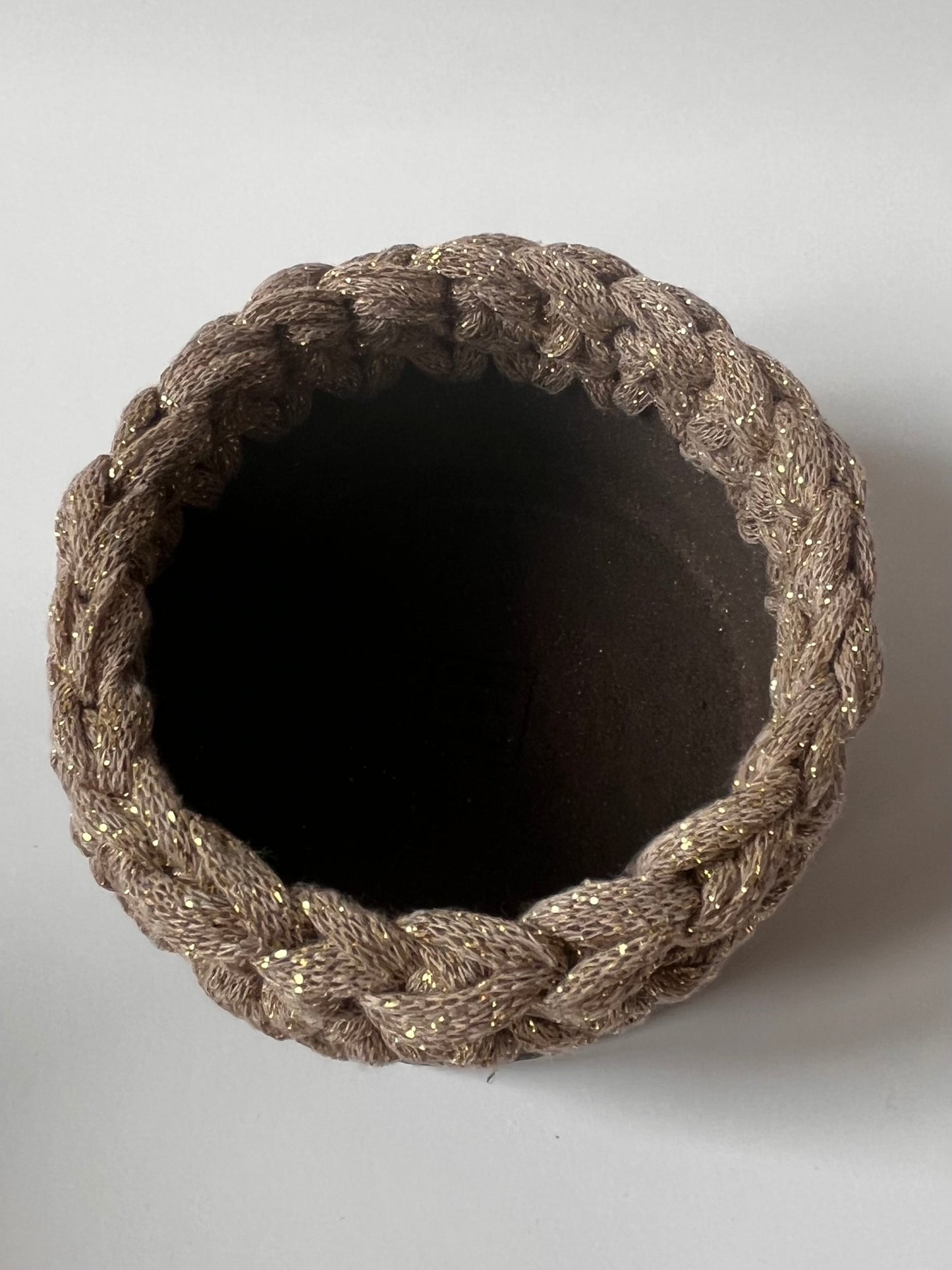 Plat en grès noir avec bordure crochetée sable/fil lurex or ø10cm