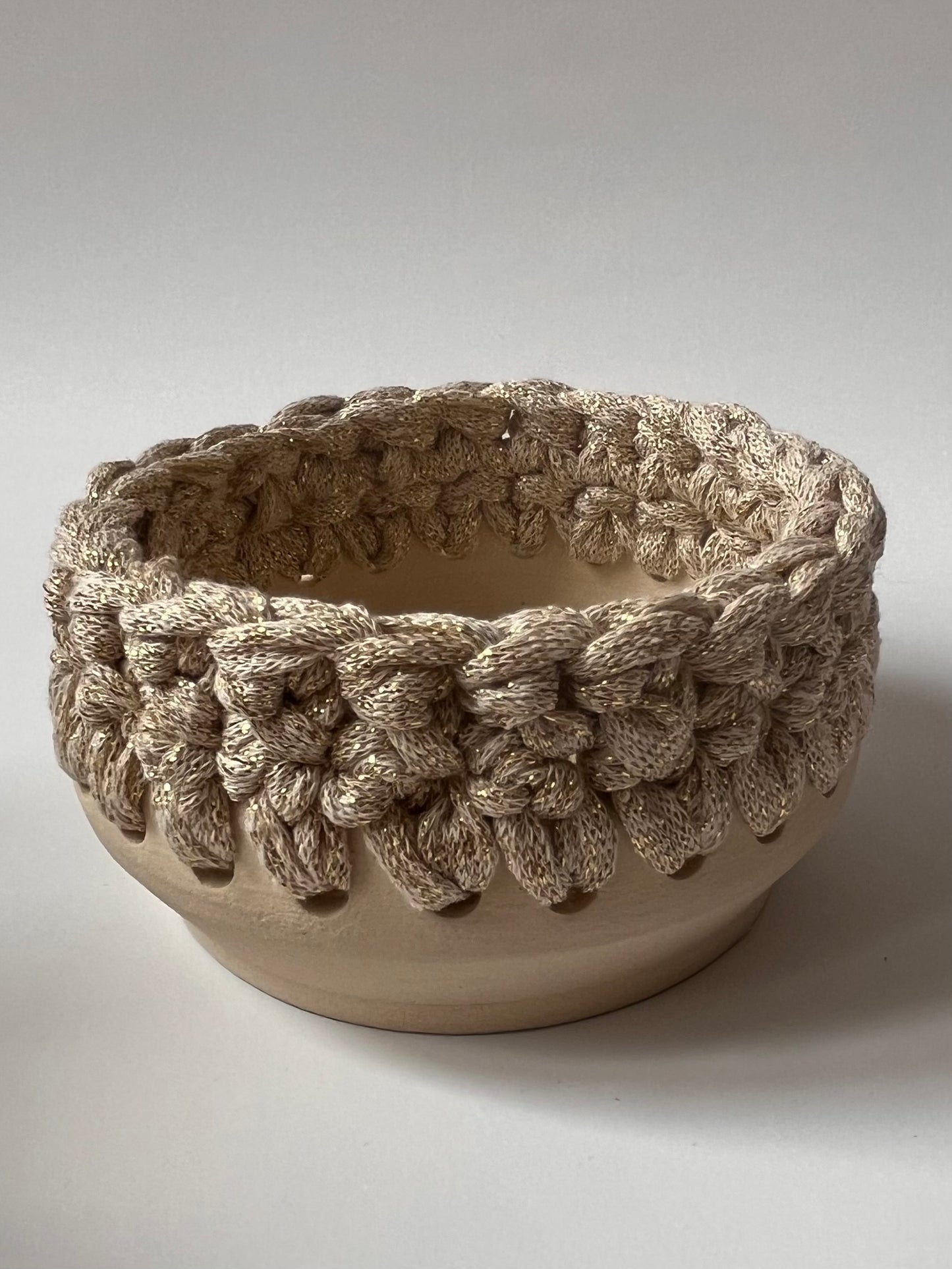 Plat en grès blanc avec bordure crochetée écrue/fil lurex or ø11cm