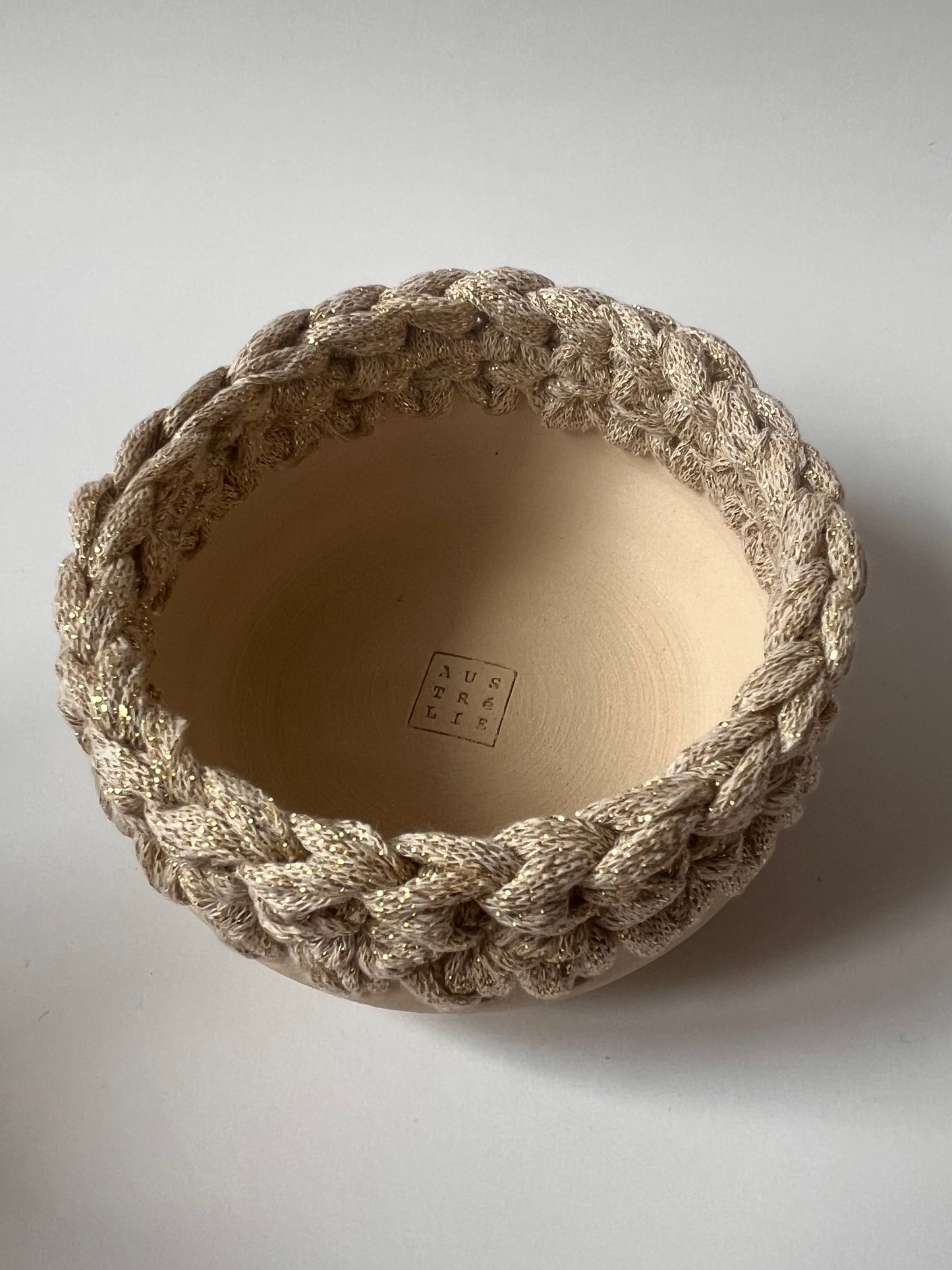 Plat en grès blanc avec bordure crochetée écrue/fil lurex or ø11cm
