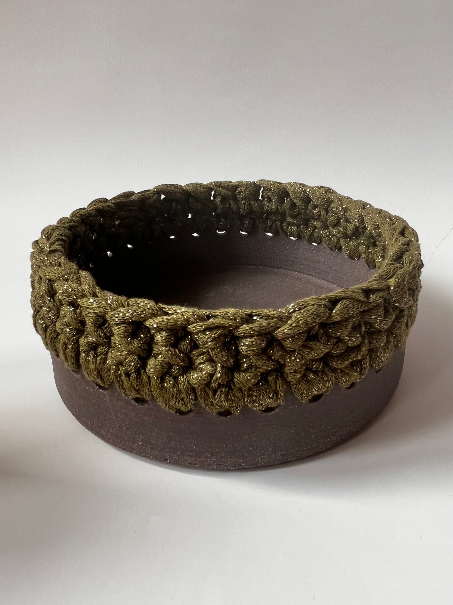Plat en grès noir avec bordure crochetée kaki/fil lurex or ø15cm