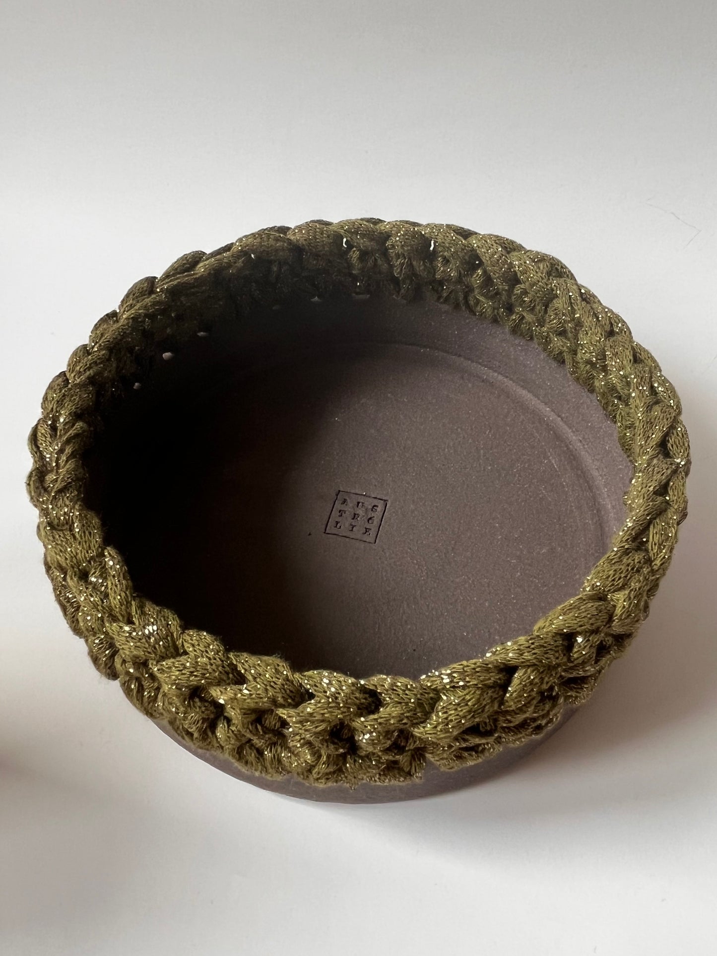 Plat en grès noir avec bordure crochetée kaki/fil lurex or ø15cm