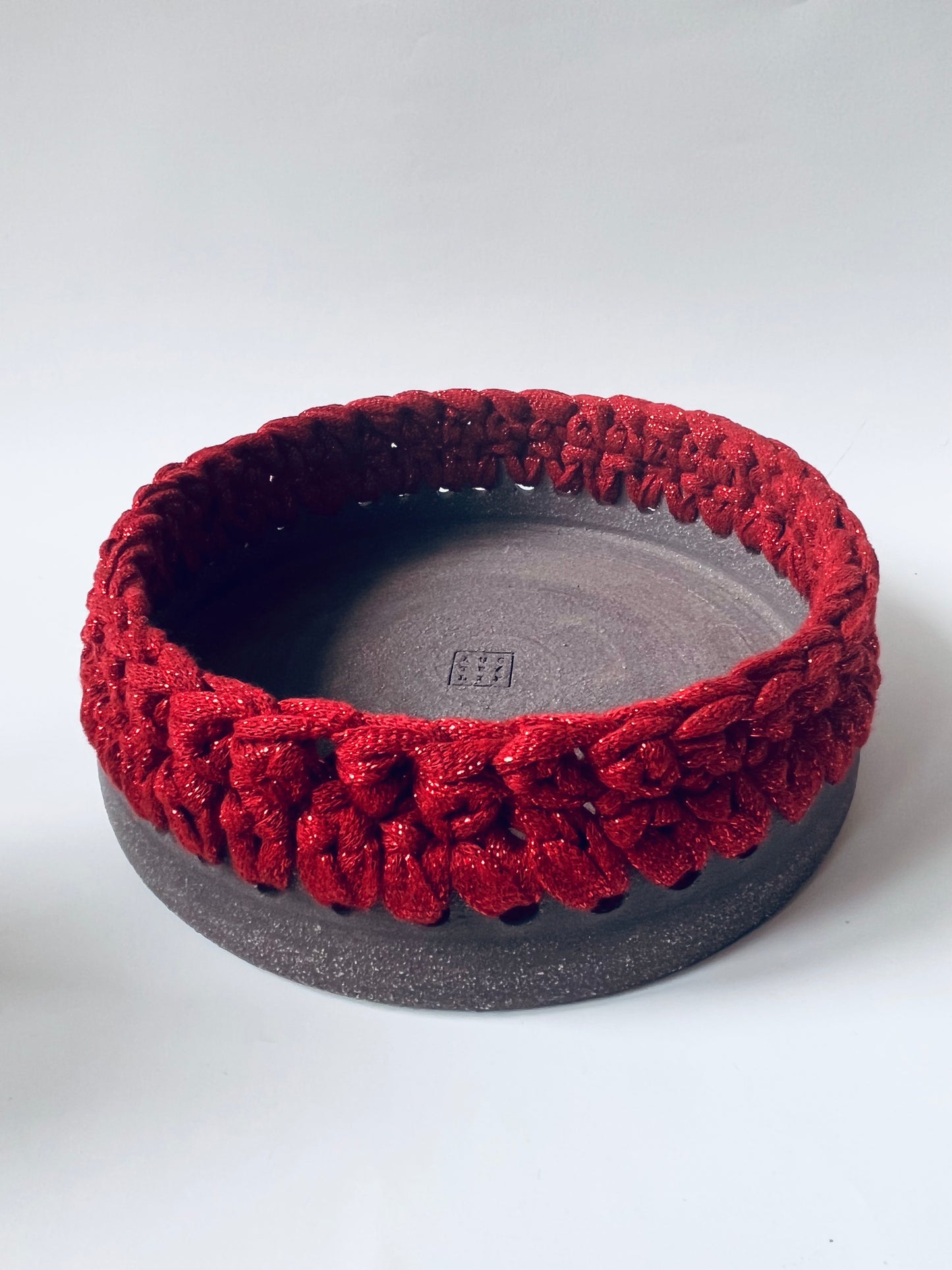 Plat en grès noir avec bordure crochetée bordeaux/fil lurex rouge ø18cm