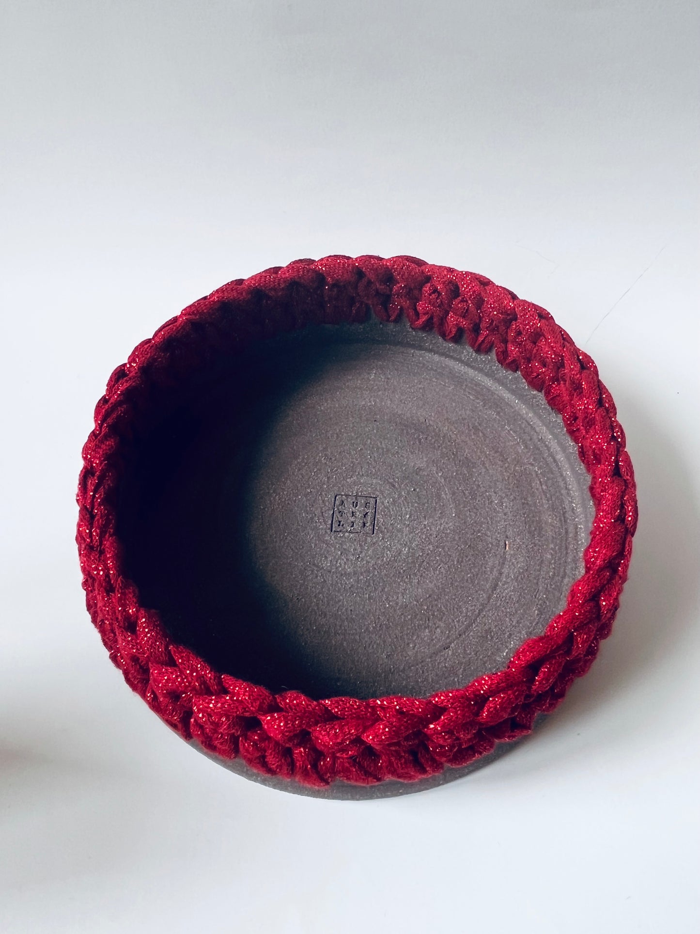 Plat en grès noir avec bordure crochetée bordeaux/fil lurex rouge ø18cm