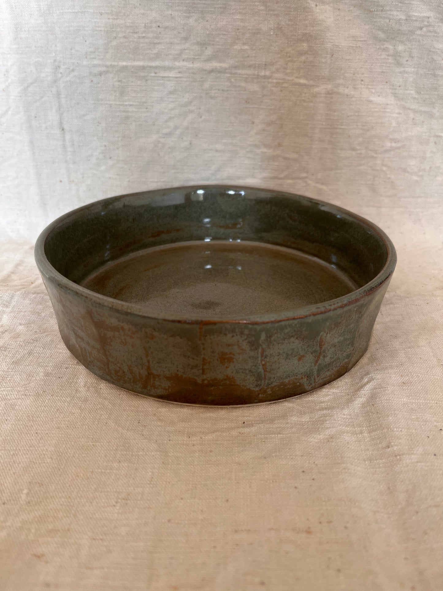 Saladier en grès blanc émail vert de gris