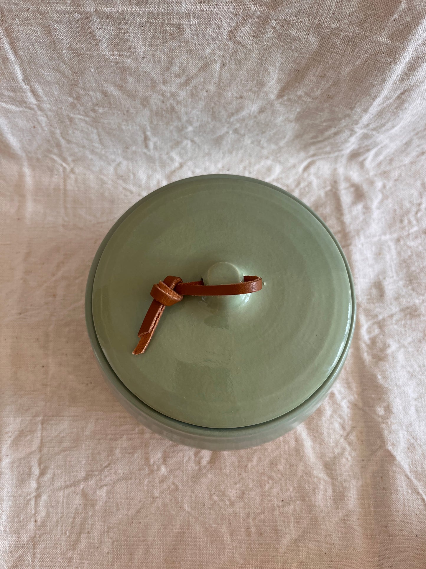 Pot en grès blanc émail vert jade et lien en cuir