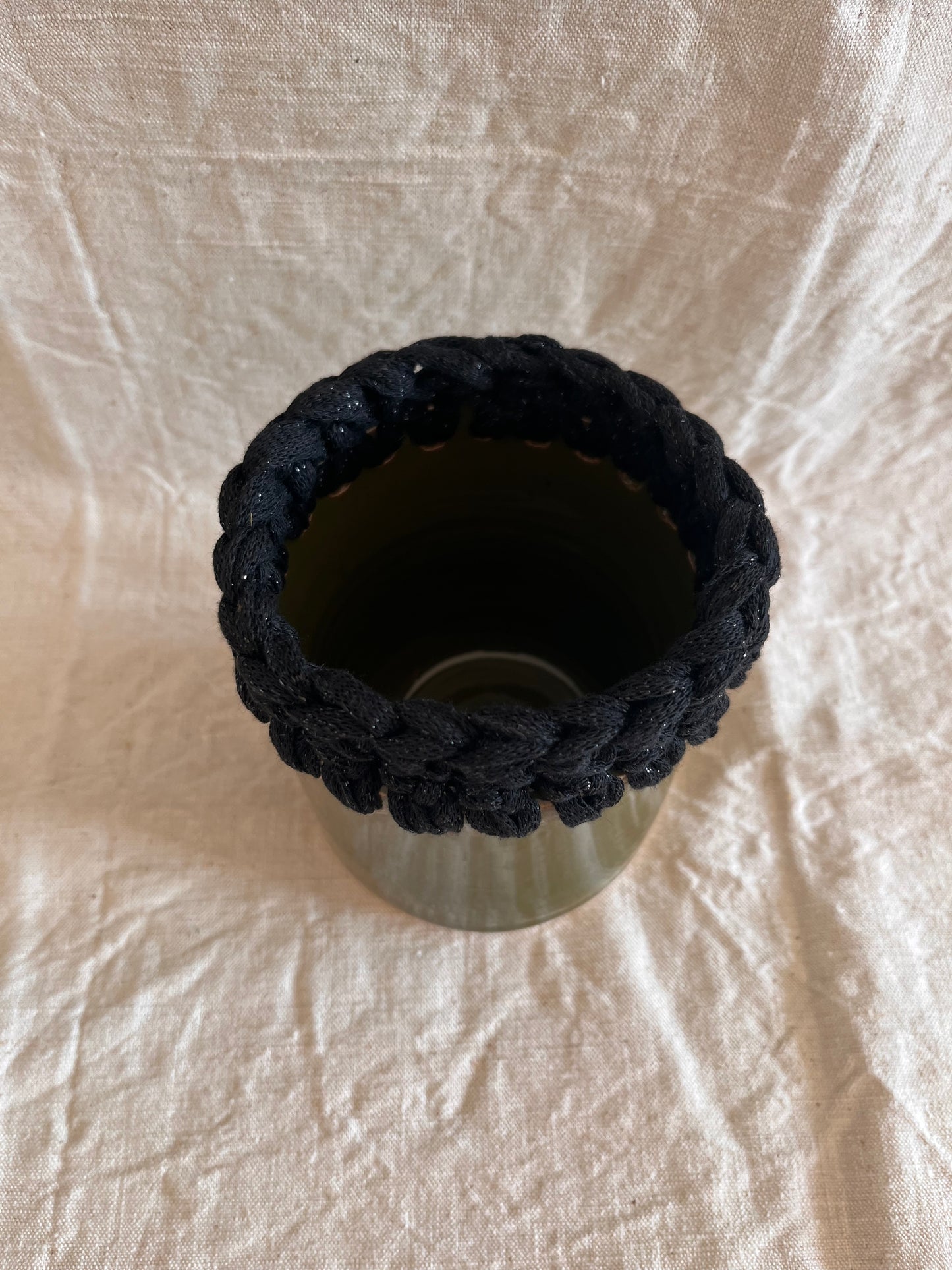 Pot en grès émail kaki avec bordure crochetée noir/fil lurex noir ø10cm