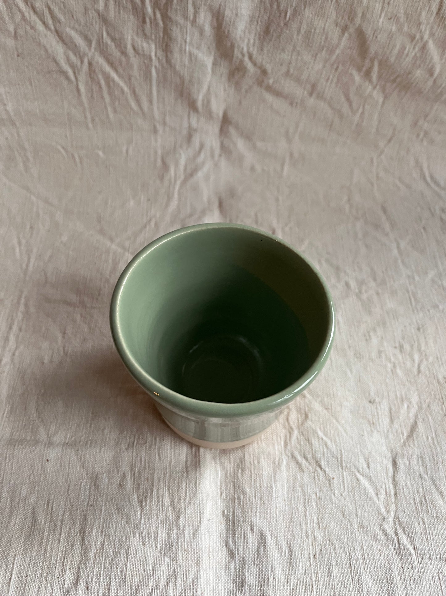 Mug en grès blanc et émail vert d’eau