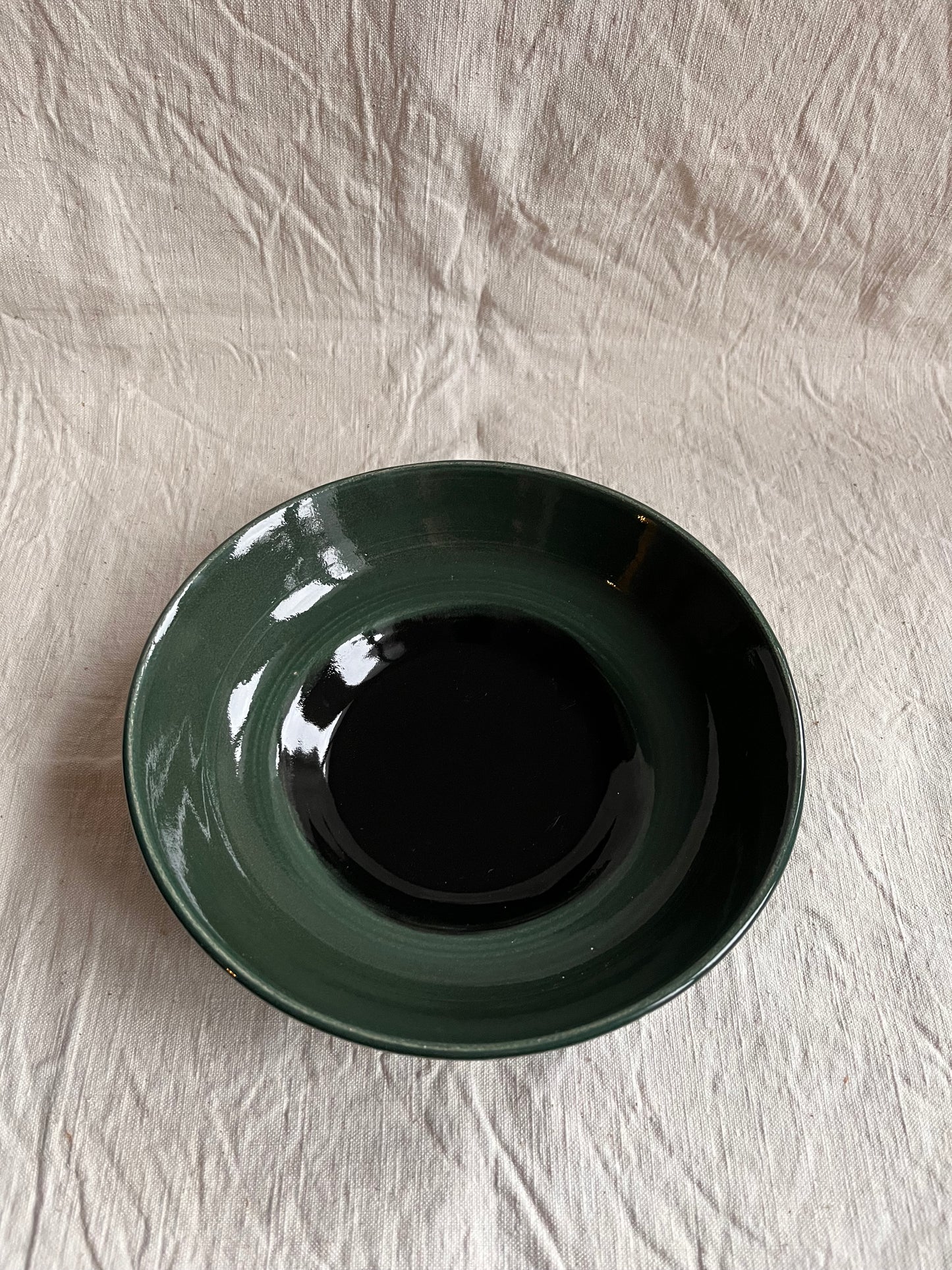 Saladier en grès blanc émail vert sapin cœur noir