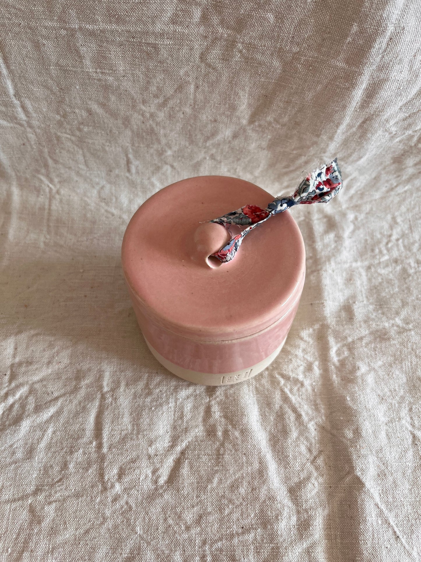 Pot en grès blanc émail rose et lien Liberty