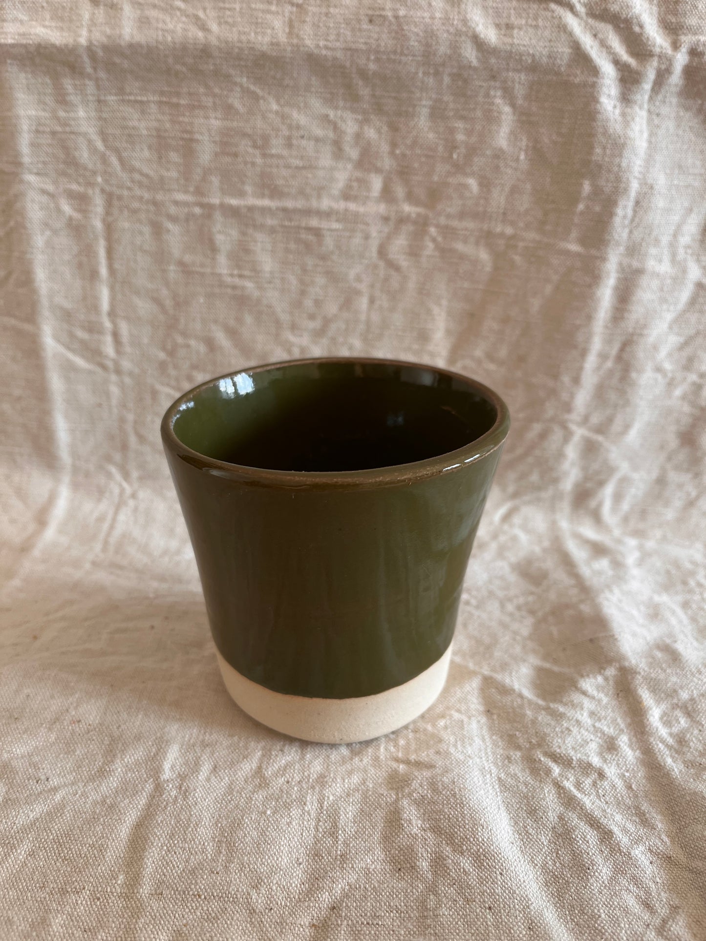 Mug en grès blanc et émail kaki