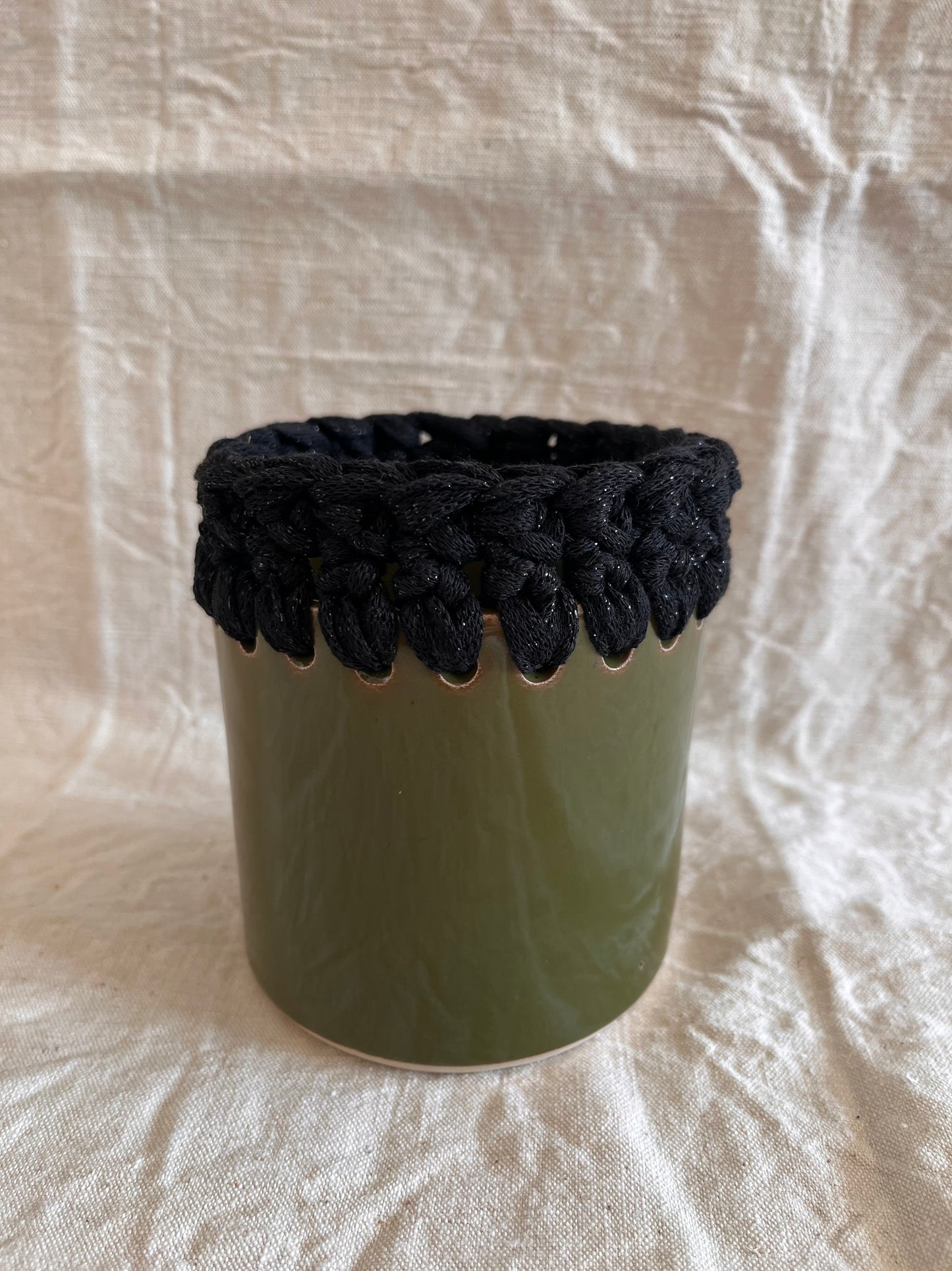 Pot en grès émail kaki avec bordure crochetée noir/fil lurex noir ø10cm