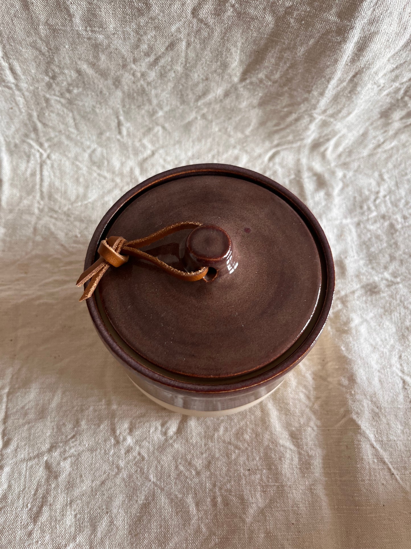 Pot en grès blanc émail prune et lien en cuir