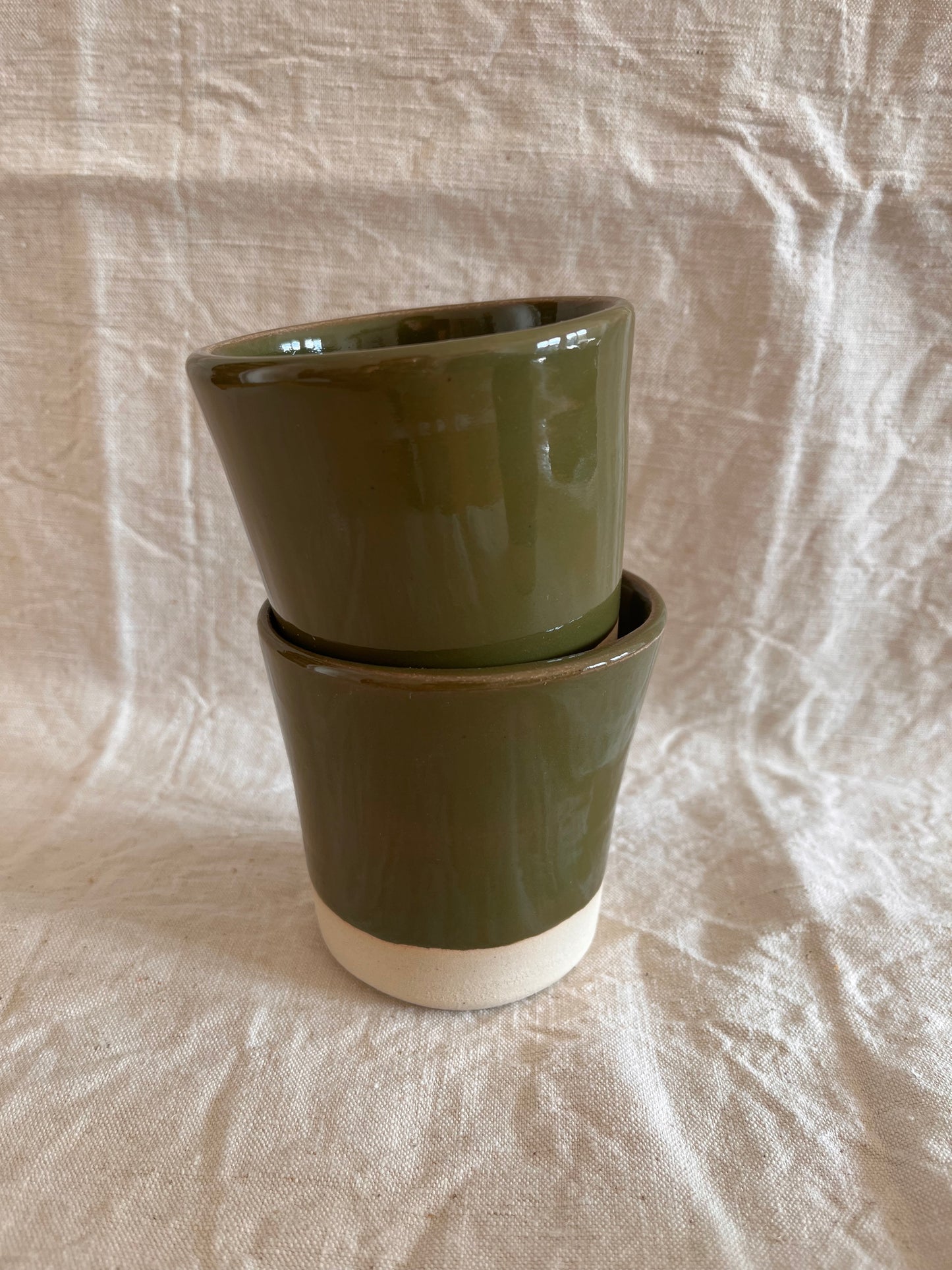 Mug en grès blanc et émail kaki