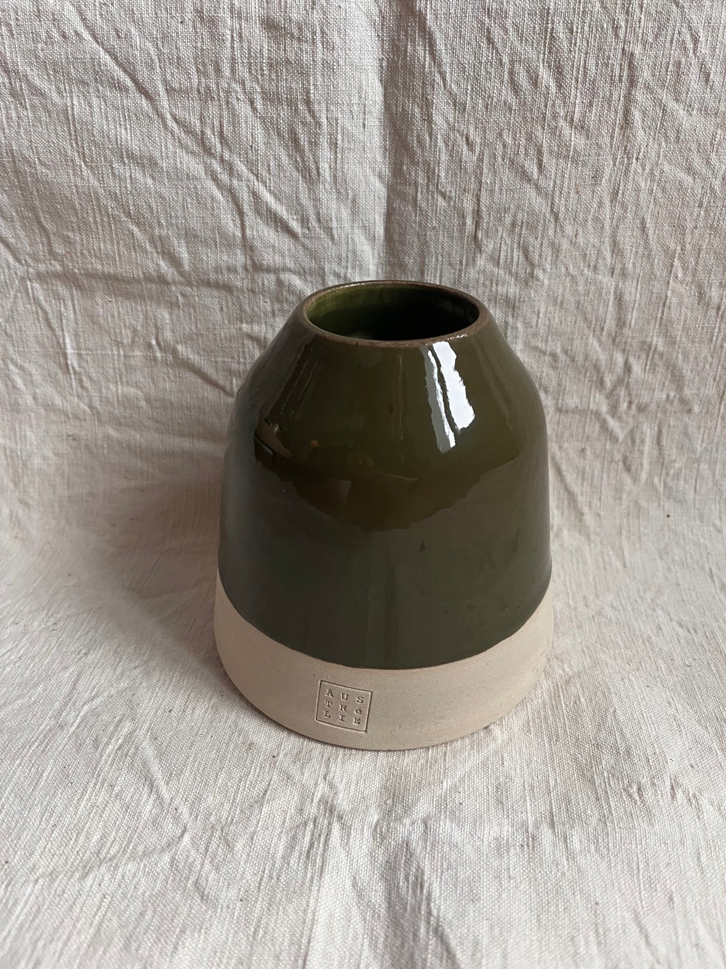 Vase en grès blanc et émail kaki