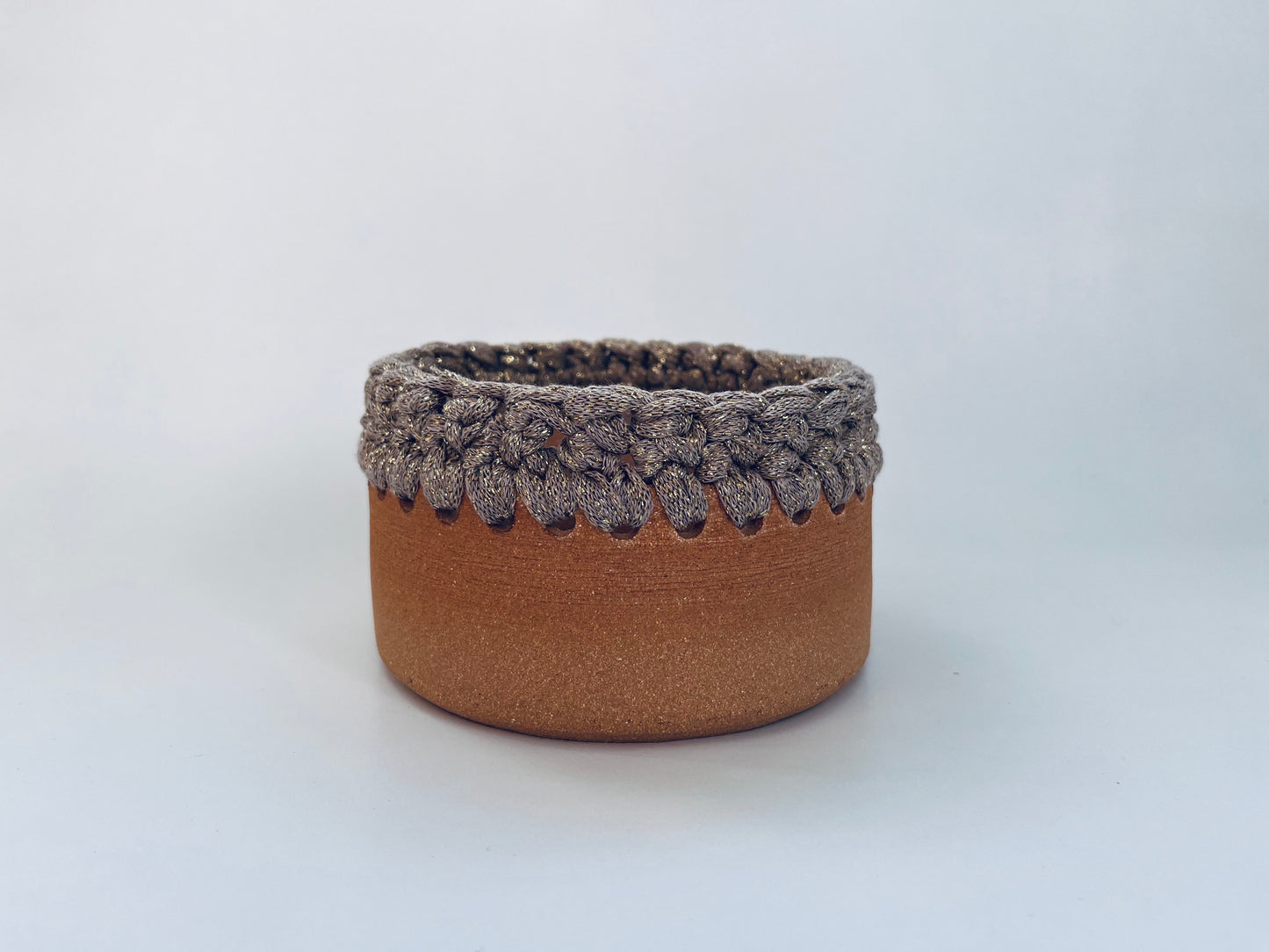 Plat en grès roux avec bordure crochetée camel/fil lurex or ø14cm