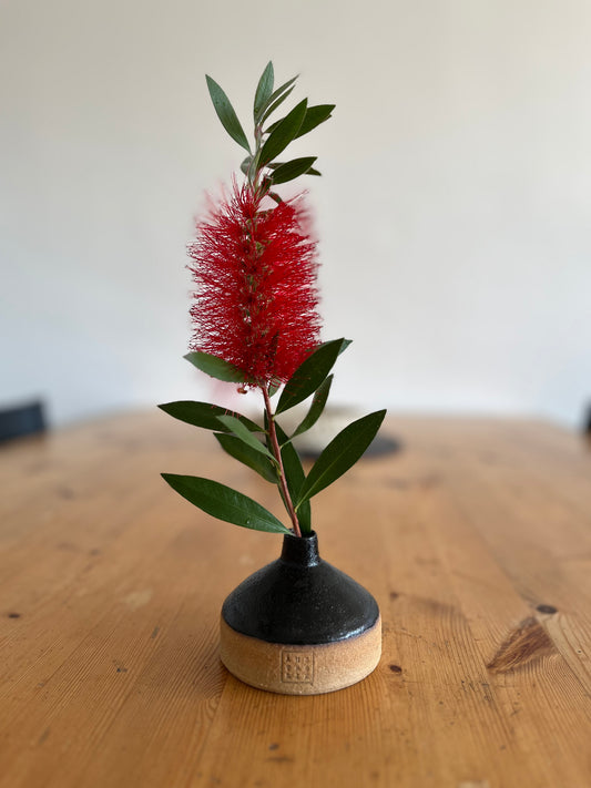 Mini vase en grès roux et émail noir