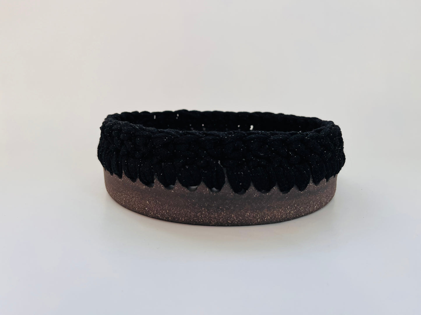 Plat en grès noir avec bordure crochetée noire lurex noir ø18,5cm