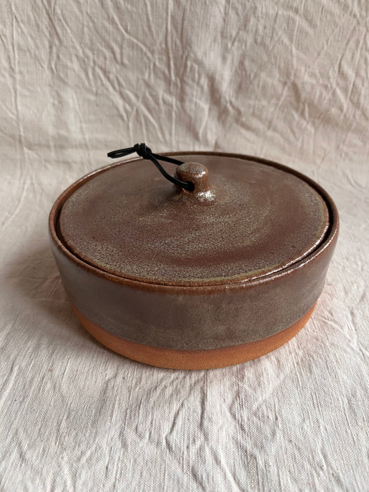 Pot en grès roux émail bronze kaki et lien en cuir