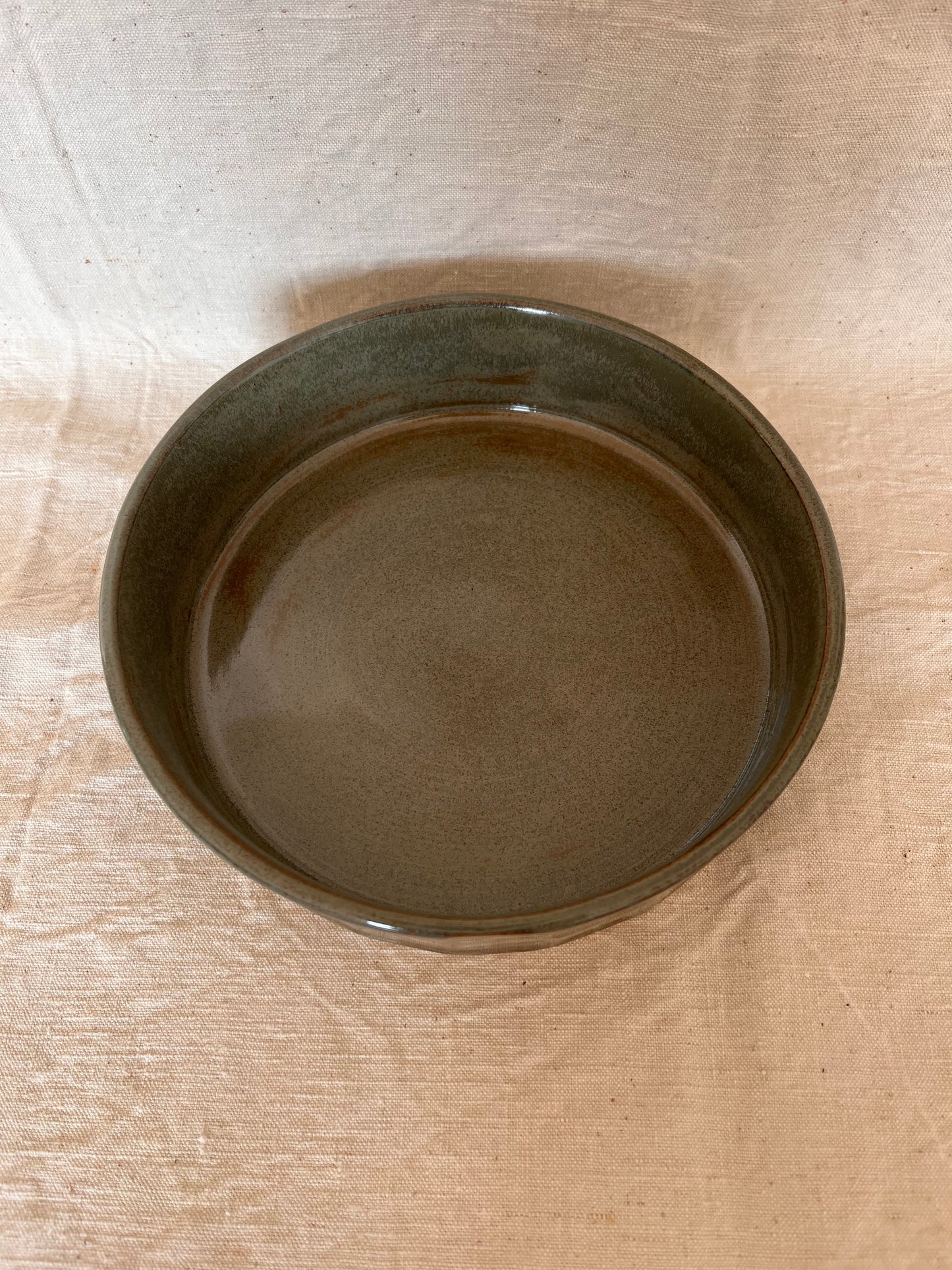 Saladier en grès blanc émail vert de gris