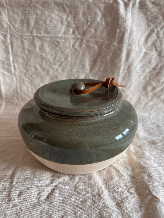 Pot en grès blanc émail vert de gris et lien en cuir