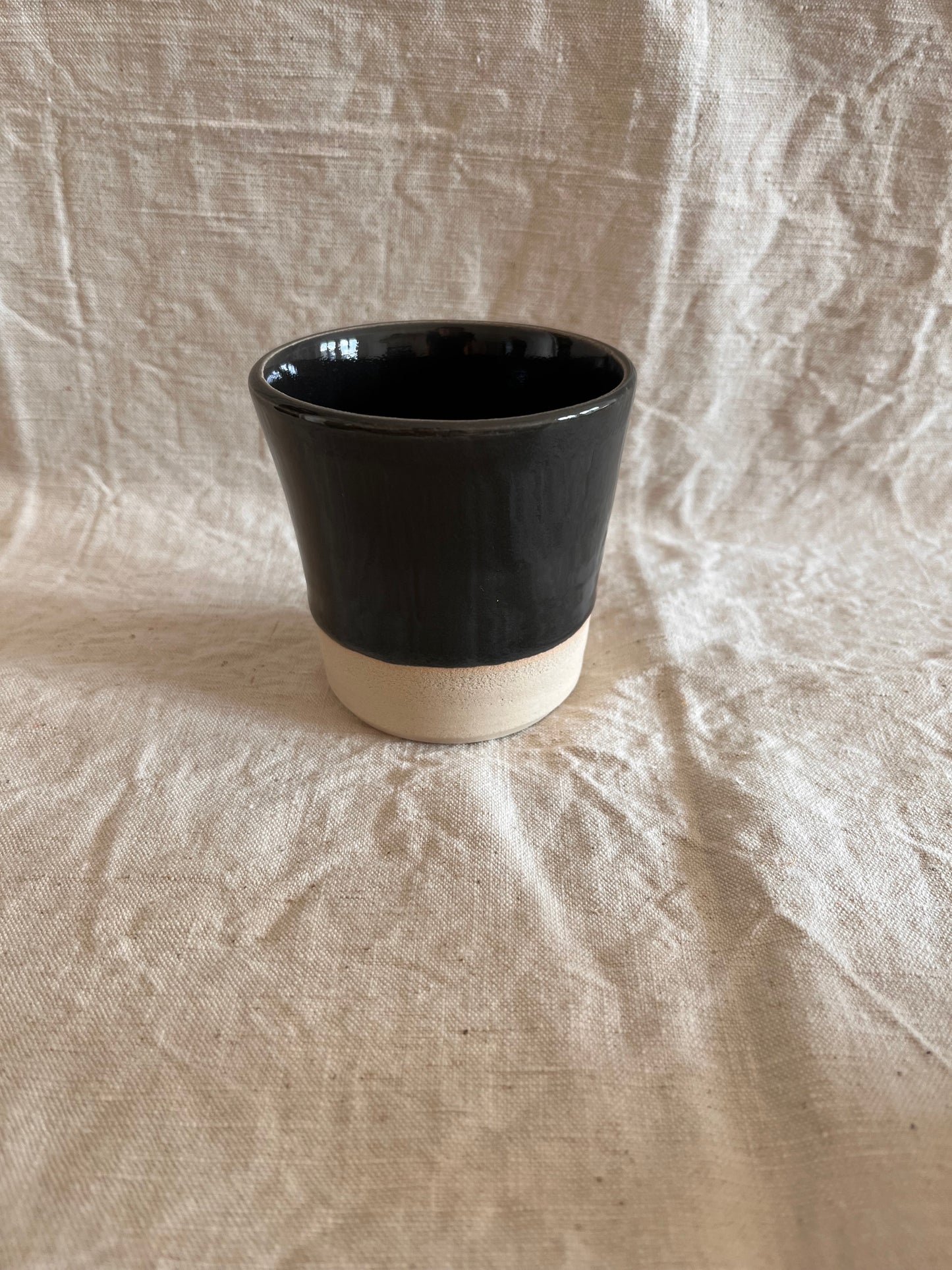 Mug en grès blanc et émail gris anthracite