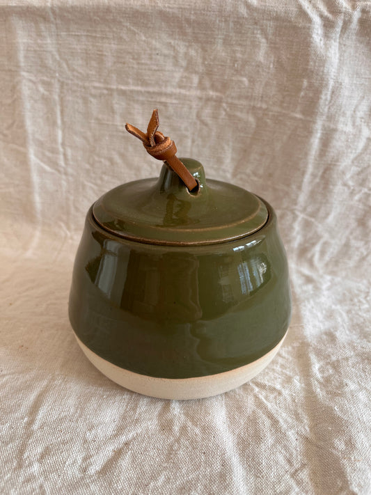 Pot en grès blanc émail vert kaki et lien en cuir