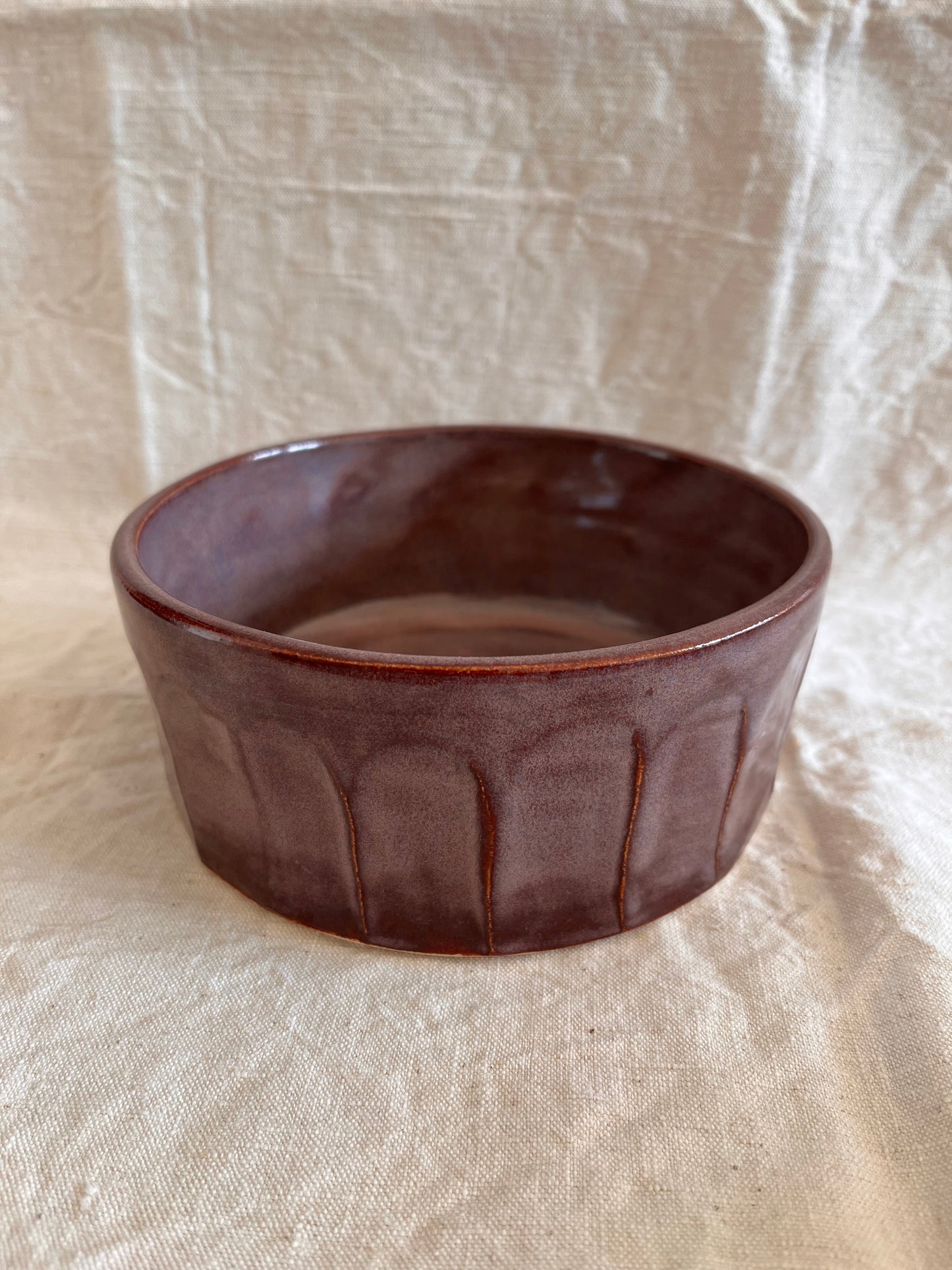 Saladier en grès blanc émail prune