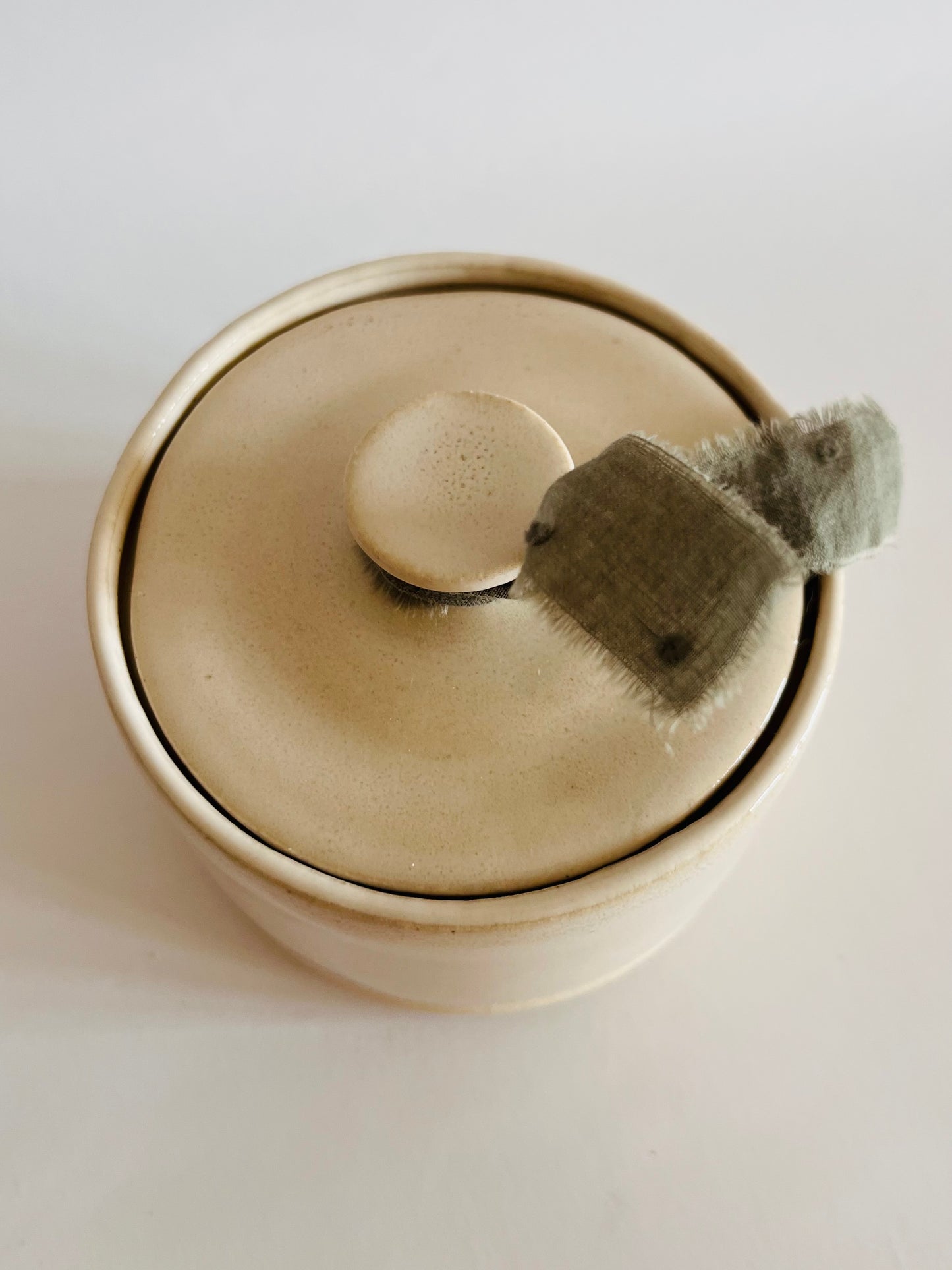 Pot en grès blanc émail crème et lien vert sauge