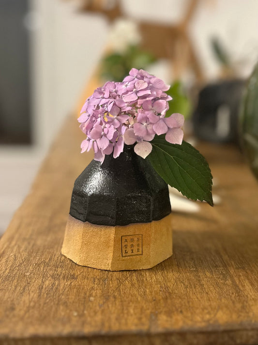 Mini vase en grès roux et émail noir