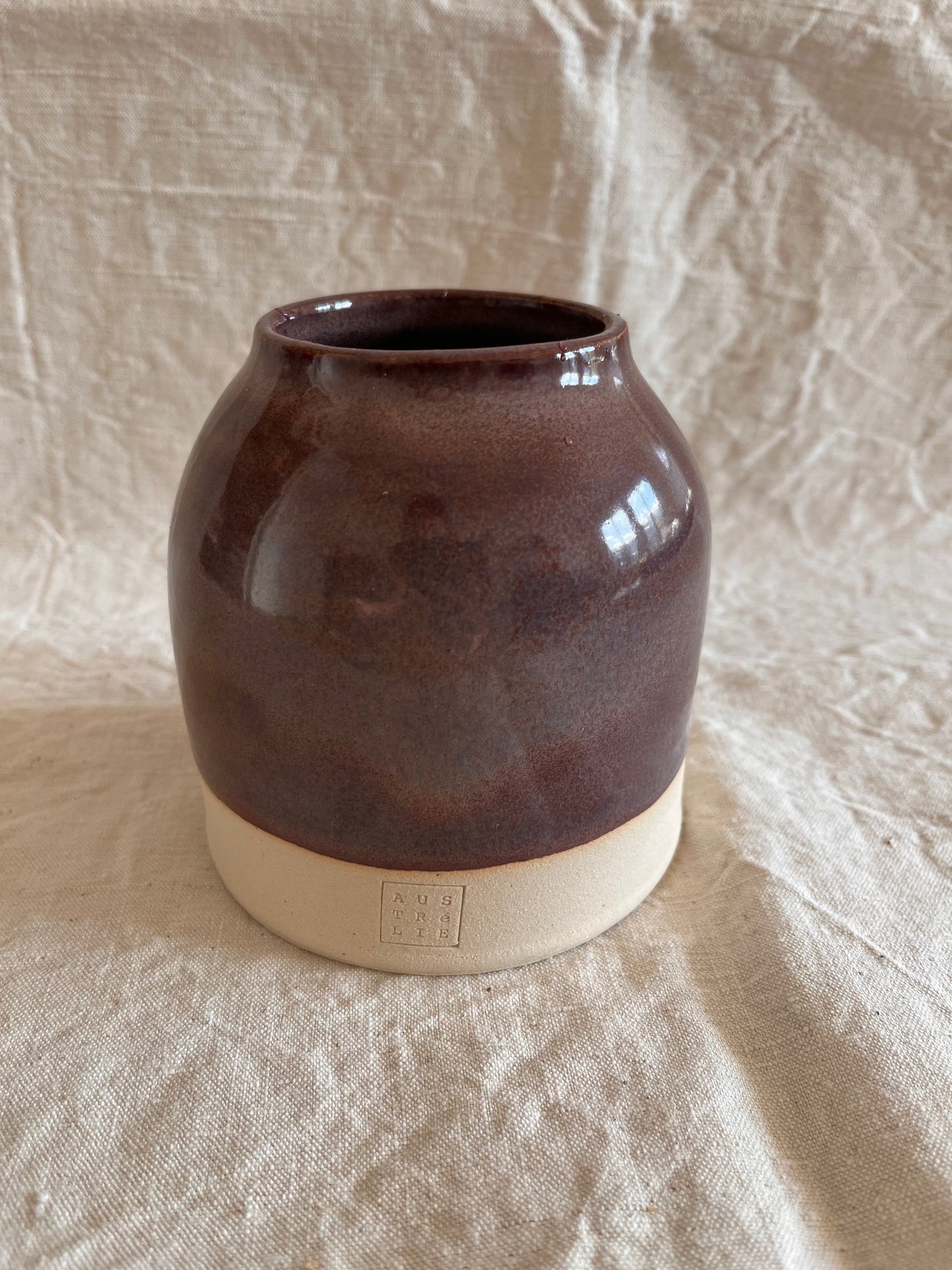 Vase en grès blanc et émail prune