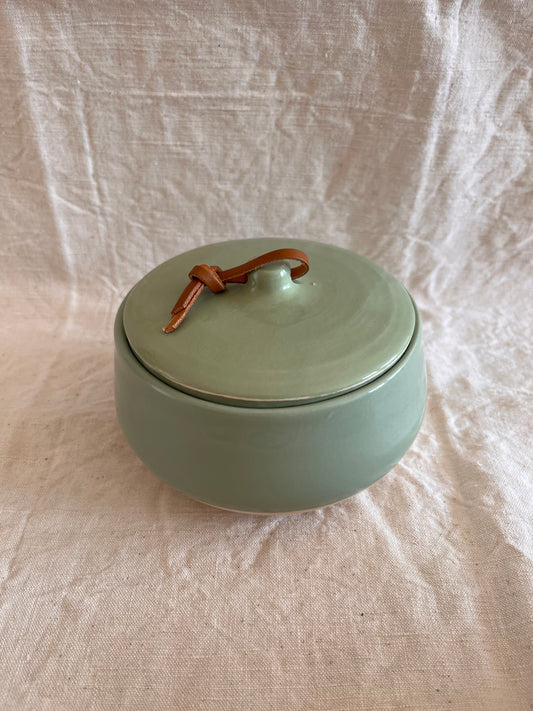 Pot en grès blanc émail vert jade et lien en cuir