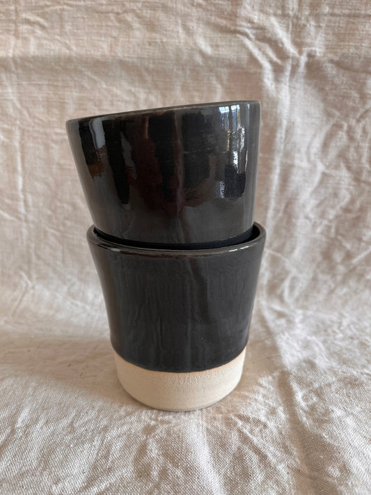 Mug en grès blanc et émail gris anthracite