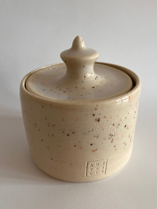Pot en grès blanc émail moucheté