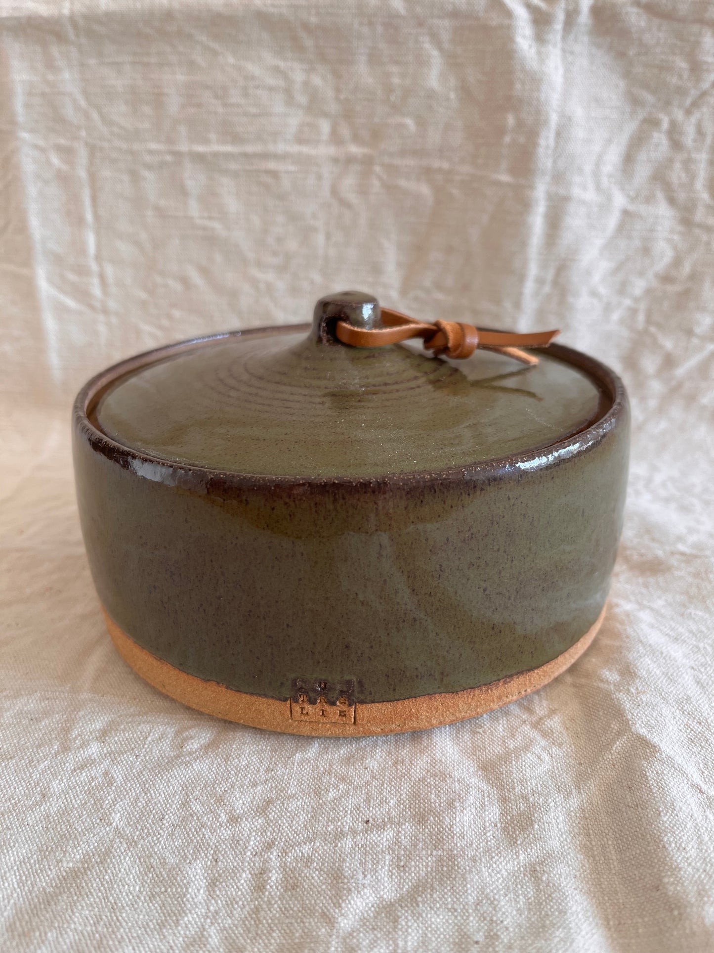 Pot en grès roux émail vert kaki et lien en cuir
