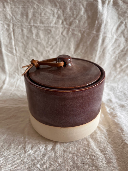 Pot en grès blanc émail prune et lien en cuir