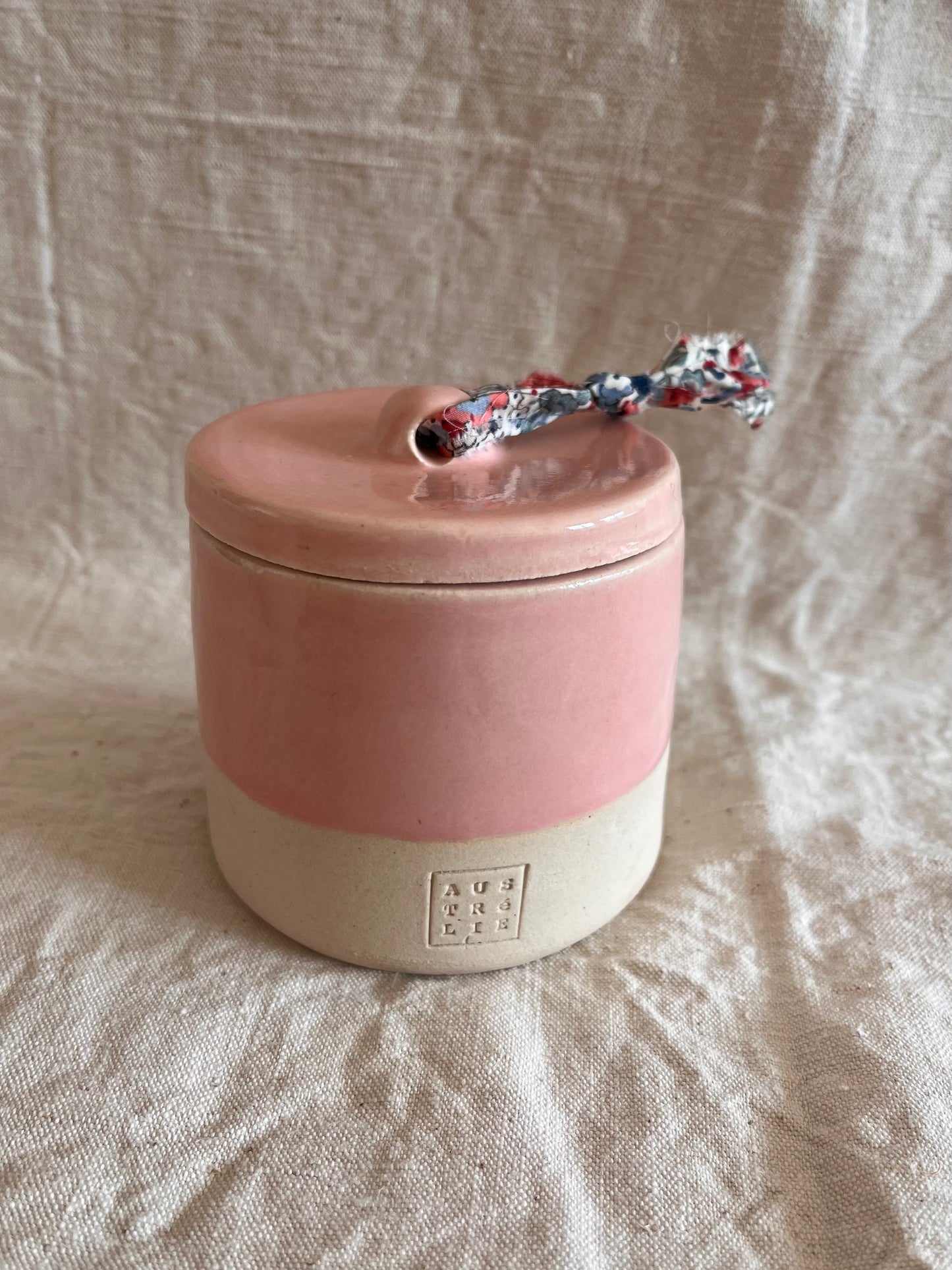 Pot en grès blanc émail rose et lien Liberty