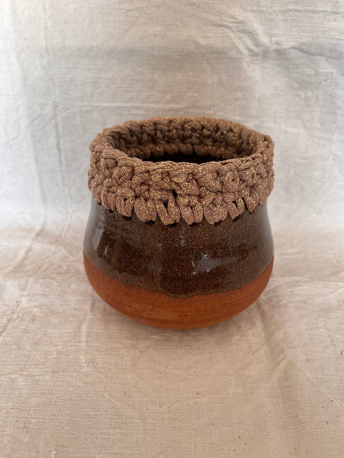 Pot en grès émail kaki avec bordure crochetée camel/fil lurex or ø14cm