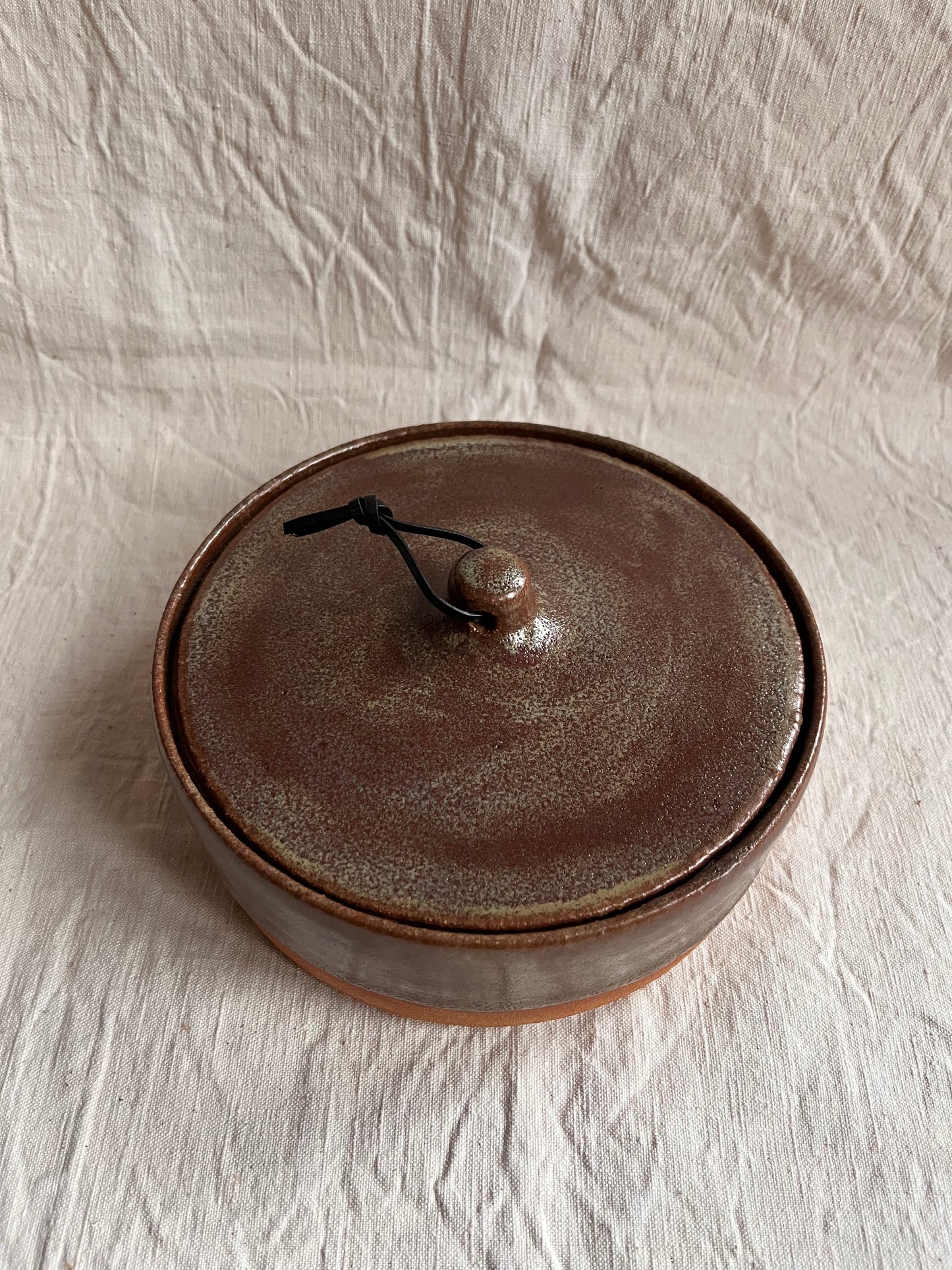 Pot en grès roux émail bronze kaki et lien en cuir