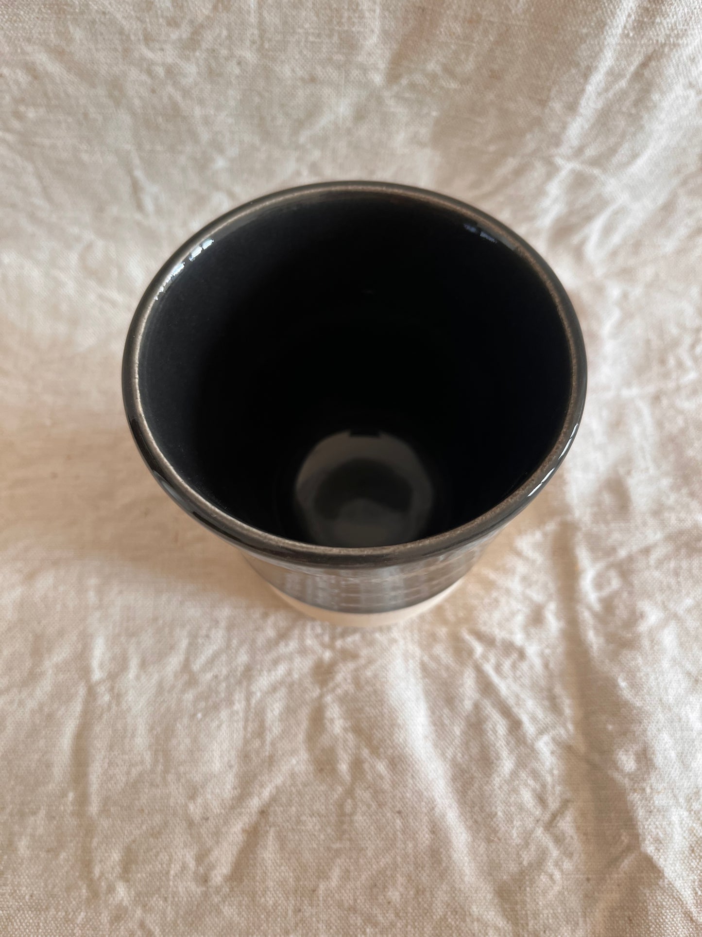 Mug en grès blanc et émail gris anthracite