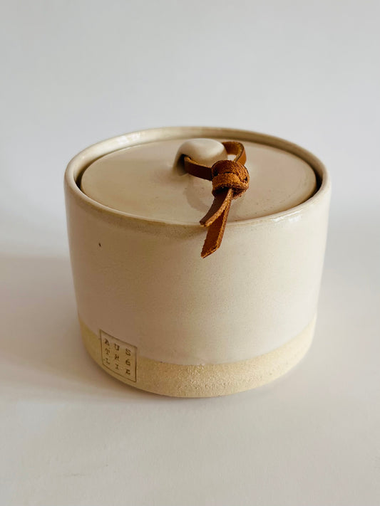 Pot en grès blanc émail crème et lien en cuir