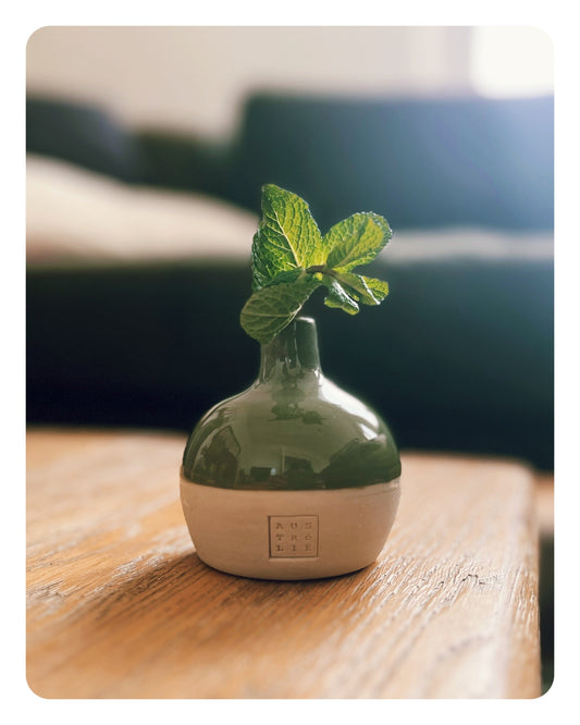 Mini vase en grès blanc et émail kaki