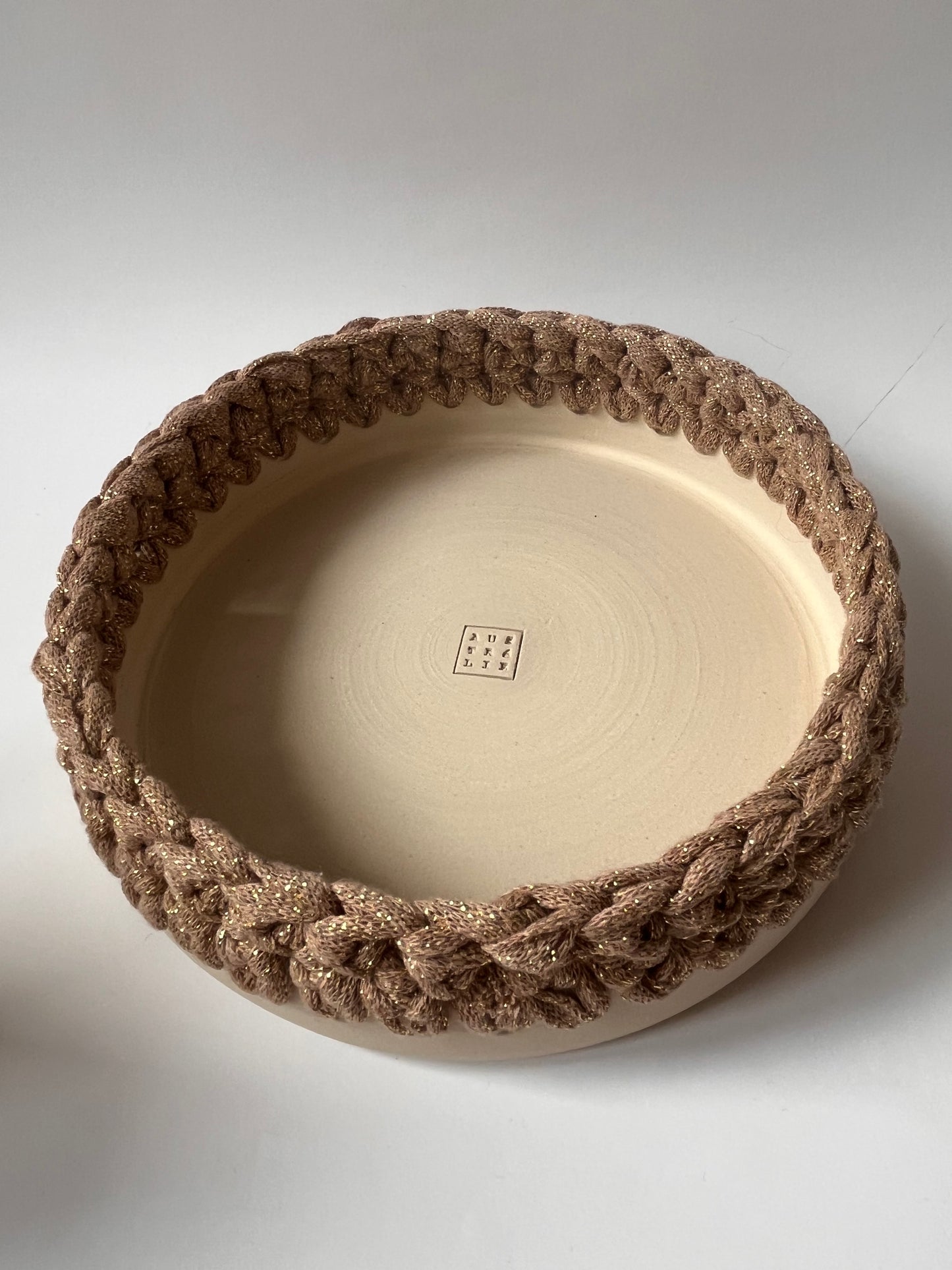 Plat en grès blanc avec bordure crochetée sable/fil lurex or ø18cm